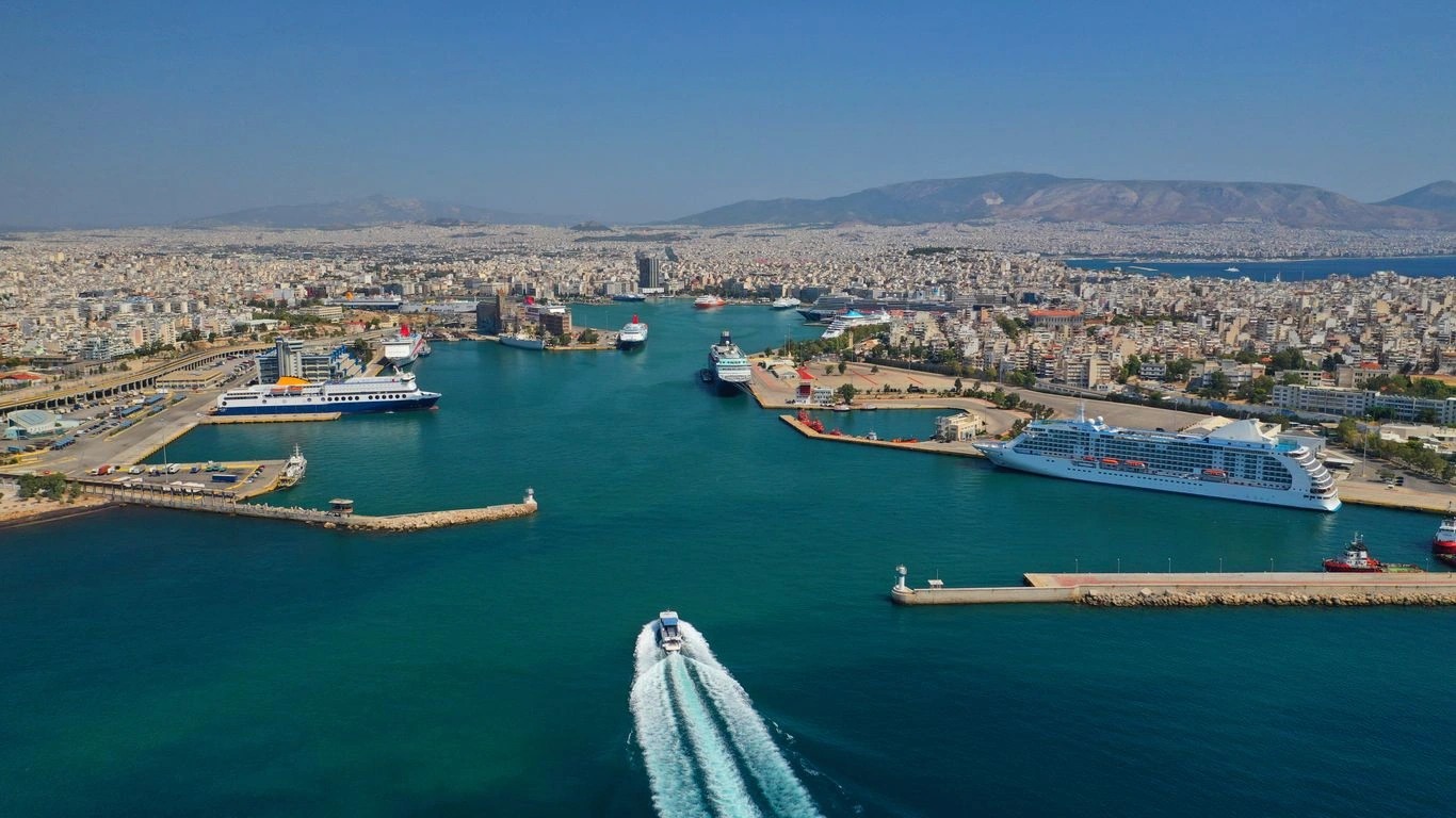Πανοραμική άποψη του λιμανιού του Πειραιά και πλοίο που αναχωρεί