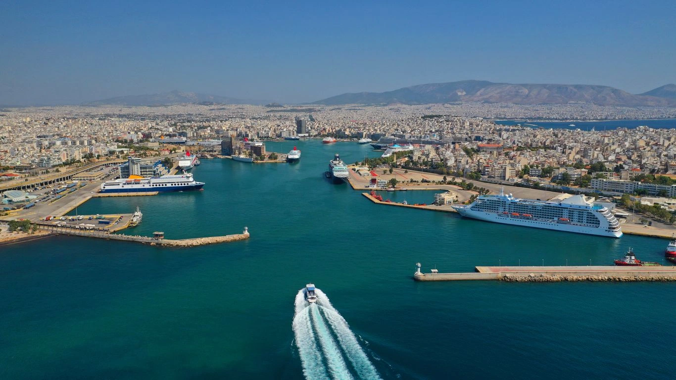 Το λιμάνι του Πειραιά, αφετηρία των ταξιδιών της εκπομπής σε ολόκληρη την Ελλάδα